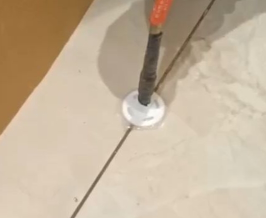 成武瓷砖空鼓维修公司专业解答瓷砖在铺贴过程中，如果没有涂抹均匀到位的粘结材料（如水泥砂浆或瓷砖胶），可能会导致以下问题